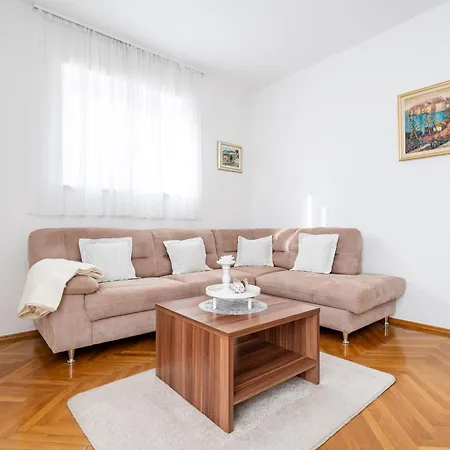 Apartment Srecko *